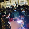 Với 3.000 bộ đồ bảo hộ y tế, VCCorp hi vọng sẽ giảm rủi ro và nguy cơ lây nhiễm chéo cho các cán bộ y tế, công an cửa khẩu và bộ đội biên phòng tại Hà Tĩnh, Nghệ An. (Nguồn: VCCorp)