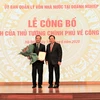 Ông Phạm Đức Long (trái) chính thức nhận quyết định trở thành Chủ tịch VNPT. (Ảnh: CTV/Vietnam+)