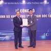 Ông Phạm Đức Long trao quyết định Phó Tổng Giám đốc cho ông Nguyễn Nam Long (phải). (Ảnh: CTV/Vietnam+)