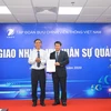 Ông Nguyễn Trường Giang (phải) nhận quyết định Quyền Tổng Giám đốc VinaPhone. (Ảnh: VNP)