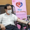 Ông Choi Joo Ho, Tổng Giám đốc Tổ hợp Samsung Vietnam tham gia hiến máu tình nguyện. (Ảnh: SEV)