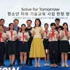 Đệ nhất phu nhân Hàn Quốc Kim Keon Hee chụp hình lưu niệm với các em học sinh THCS Nam Từ Liêm (Hà Nội). (Ảnh: PV/Vietnam+)