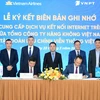 Le ky ket Bien ban ghi nho hop tac cung cap dich vu ket noi Internet trên tàu bay giữa Vietnam Airline và VNPT. (Ảnh: A.Q/Vietnam+)