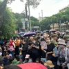 Người dân xếp hàng từ sớm, đợi được vào viếng Tổng Bí thư Nguyễn Phú Trọng