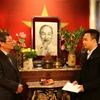 Ông Vũ Ngọc Hoàng (trái) tiếp nhận tiền từ thiện do sinh viên Việt Nam tại Anh quyên góp ủng hộ đồng bào miền Trung. (Ảnh: Lê Phương/Vietnam+)
