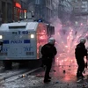 Những người biểu tình ném pháo hoa vào cảnh sát trong một cuộc đụng độ ở Istanbul. (Nguồn: AFP/TTXVN)