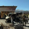Xe ôtô bị đốt cháy trong cuộc giao tranh giữa quân đội chính phủ và lực lượng phiến quân ở Kasab. (Nguồn: AFP/TTXVN)