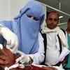 Nạn nhân bị thương trong các cuộc không kích của liên quân được điều trị tại bệnh viện ở thủ đô Sanaa. (Nguồn: AFP/TTXVN)