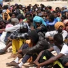 Người nhập cư trái phép từ khu vực châu Phi phụ cận sa mạc Sahara tại khu vực tạm giữ ở quận al-Karem thuộc thành phố Misrata, miền đông Libya. (Nguồn: AFP/TTXVN)