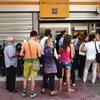 Người dân xếp hàng chờ rút tiền bên ngoài Ngân hàng Piraeus ở Athens ngày 29/6. (Nguồn: AFP/TTXVN)