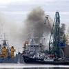Khói bốc lên tại khu cảng thuộc xưởng đóng tàu Zvezdochka, nơi tàu Orel neo đậu để sửa chữa ngày 7/4. (Nguồn: AFP/TTXVN)