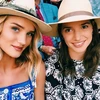 Người mẫu Rosie Huntington-Whiteley (trái) khoe ảnh cùng em gái trên Instagram.
