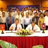 Lễ ký kết Biên bản cuộc họp Việt Nam-Lào tăng cường hợp tác biên giới. (Ảnh: Hoàng Chương/TTXVN)