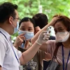Kiểm tra thân nhiệt cho người dân Hàn Quốc để phòng tránh lây nhiễm MERS tại Trung tâm Y tế Samsung ở thủ đô Seoul ngày 20/7. (Nguồn: AFP/TTXVN)