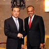 Ông Vương Nghị và người đồng cấp Singapores K.Shanmugam trong cuộc gặp. (Nguồn: channelnewsasia) 