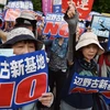 Người dân Nhật Bản tập trung xung quanh trụ sở Nghị viện nước này để phản đối kế hoạch xây một căn cứ không quân mới của Mỹ trên đảo Okinawa. (Nguồn: AFP/TTXVN)