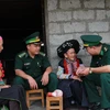 Các chiến sỹ Biên phòng tỉnh Hà Giang trong một buổi thăm hỏi và tuyên truyền tới bà con người dân tộc xã Bạch Đích, huyện Yên Minh, tỉnh Hà Giang. (Ảnh: Đỗ Bình/TTXVN)