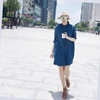 Trên phố đi bộ Nguyễn Huệ, Tăng Thanh Hà lựa chọn đầm dáng rộng mang sắc xanh denim khỏe khoắn, mix cùng đôi sandals cao gót cá tính, mạnh mẽ.
