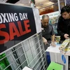 Người dân mua sắm tại cửa hàng đồ điện tử ở thành phố Vancouver, Canada. (Nguồn: AFP/TTXVN)