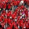 Hàng ngàn người tham gia cuộc tuần hành "áo đỏ." (Nguồn: Reuters)