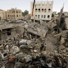 Cảnh đổ nát sau các cuộc không kích của liên quân Arab tại thủ đô Sanaa ngày 21/9. (Nguồn: REUTERS/TTXVN)