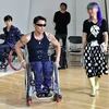 Yoshihiro Kojima ngồi trên xe lăn giới thiệu một trong các mẫu thời trang của nhà tạo mẫu Takafumi Tsuruta tại triển lãm ngày 13/10. (Nguồn: AFP/TTXVN)