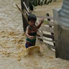 Nước lũ gây ngập lụt khu dân cư ở thị trấn Santa Rosa, tỉnh Nueva Ecija, phía bắc thủ đô Manila ngày 19/10. (Nguồn: AFP/TTXVN)