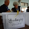 Các quan sát viên thuộc EU kiểm tra hòm phiếu tại một điểm bầu cử ở Yangon, Myanmar ngày 30/10. (Nguồn: AFP/TTXVN)