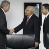 Phó Chủ tịch Hội đồng Bộ trưởng Cuba Ricardo Cabrisas Ruiz (giữa) đã có cuộc gặp với Bộ trưởng Nông nghiệp Mỹ Thomas Vilsack (trái) đang trong chuyến thăm Cuba. (Nguồn: AFP/TTXVN)
