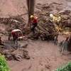 Lực lượng cứu hộ tìm kiếm người mất tích sau vụ vỡ đập tại làng Bento Rodrigues, Mariana, bang Minas Gerais, Brazil ngày 6/11. (Nguồn: AFP/TTXVN)
