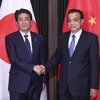 Thủ tướng Lý Khắc Cường và người đồng cấp Nhật Bản Shinzo Abe tại buổi gặp. (Nguồn: Xinhua)