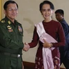 Chủ tịch NLD Aung San Suu Kyi (phải) trong cuộc gặp với Tư lệnh Lực lượng vũ trang, Tướng Min Aung Hlaing (trái). (Nguồn: AFP/TTXVN)