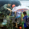 Binh sỹ Philippines sơ tán người dân tránh bão Melor tại một ngôi làng ở thành phố Legaspi, tỉnh Albay, phía nam thủ đô Manila. (Nguồn: AFP/TTXVN)