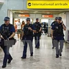 Cảnh sát Anh tuần tra an ninh tại sân bay. (Nguồn: AFP/TTXVN)