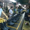 Dây chuyền sản xuất giầy nữ thời trang xuất khẩu tại nhà máy. (Ảnh: Vũ Sinh/TTXVN)