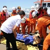 Ngư dân được cấp cứu và đưa vào cập bờ an toàn. (Ảnh minh họa: Trần Lê Lâm/TTXVN)