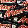 Sản phẩm socola Mars được bày bán tại một cửa hàng ở Martelange, Bỉ ngày 23/2. (Nguồn: AFP/TTXVN)