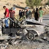 Người dân địa phương và các thành viên của tổ chức Hezbollah tại hiện trường một vụ đánh bom liều chết tại Liban. (Nguồn: AFP/TTXVN)