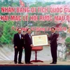 Lãnh đạo thành phố Tuyên Quang đón nhận Bằng công nhận di tích cấp quốc gia Đền Mẫu Ỷ La. (Ảnh: Quang Cường/TTXVN)