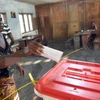 Cử tri Benin bỏ phiếu tại một địa điểm bầu cử ở Cotonou. (Nguồn: AFP/TTXVN)
