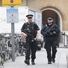 Cảnh sát vũ trang của Anh tuần tra trên đường phố. (Nguồn: dailymail.co.uk)