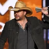 Jason Aldean lên sân khấu nhận giải Nghệ sĩ của năm. (Nguồn: Billboard)