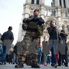 Cảnh sát Pháp tuần tra bên ngoài Nhà thờ Notre Dame de Paris ở thủ đô Paris. (Nguồn: AFP/TTXVN)