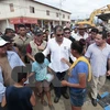 Tổng thống Ecuador Rafael Correa (giữa) đã tới thị sát các khu vực bị ảnh hưởng bởi trận động đất mạnh 7,8 độ Richter xảy ra tối 16/4 vừa qua ở tây bắc nước này. (Ảnh: AFP/TTXVN)