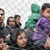 Người tị nạn và di cư đợi để qua biên giới Hy Lạp-Macedonia. (Nguồn: AFP/TTXVN)
