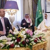 Quốc vương Saudi Arabia Salman bin Abdulaziz và Ngoại trưởng Thổ Nhĩ Kỳ Mevlut Cavusoglu tại buổi hội đàm. (Nguồn: dailysabah)