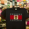 Chiếc áo phông in chữ 'Czechia' bày bán tại một cửa hàng ở thủ đô Prague. (Nguồn: AFP/TTXVN)