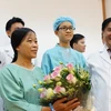 Giáo sư Bùi Đức Phú - Giám đốc Bệnh viện Đa khoa Quốc tế Vinmec Times City tặng hoa cho chị Huyền và con trai trong ngày xuất viện.