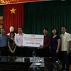 Đại diện Yamaha VN trao biểu trưng 10 xe Sirius cho đại diện chính quyền huyện Mù Căng Chải.