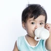 Dù bé đã biết ăn thức ăn cứng, bé vẫn cần 500-600ml sữa mỗi ngày để phát triển chiều cao.